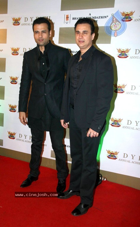 Bolly Celebs at D Y Patil 2011 Awards - 15 / 76 photos