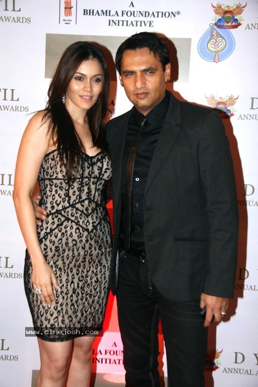 Bolly Celebs at D Y Patil 2011 Awards - 17 / 76 photos