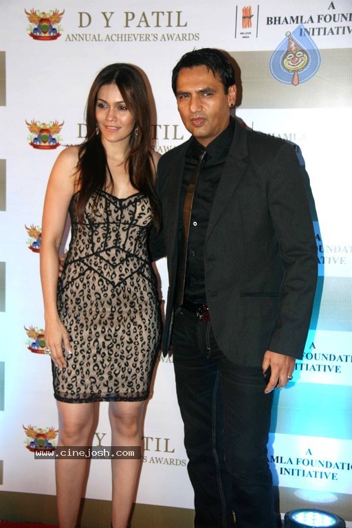 Bolly Celebs at D Y Patil 2011 Awards - 23 / 76 photos