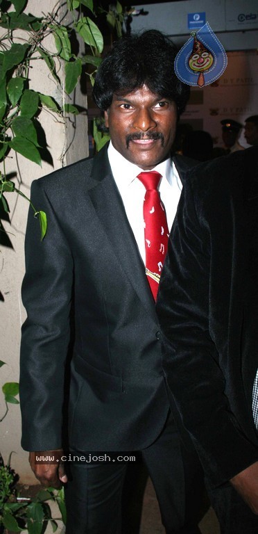 Bolly Celebs at D Y Patil 2011 Awards - 24 / 76 photos