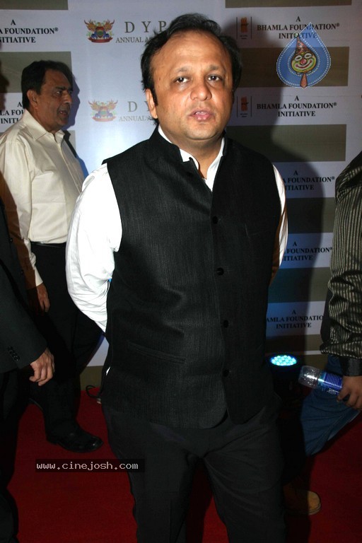 Bolly Celebs at D Y Patil 2011 Awards - 25 / 76 photos