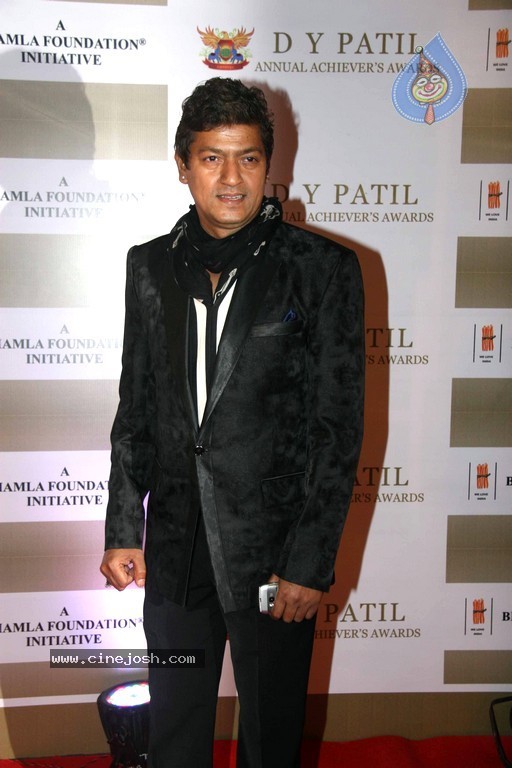 Bolly Celebs at D Y Patil 2011 Awards - 26 / 76 photos