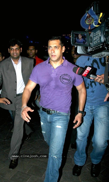 Bolly Celebs at D Y Patil 2011 Awards - 27 / 76 photos