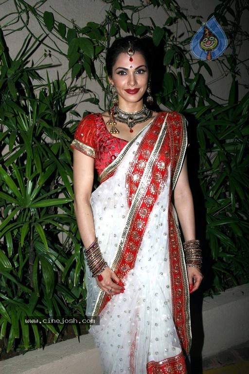 Bolly Celebs at D Y Patil 2011 Awards - 28 / 76 photos