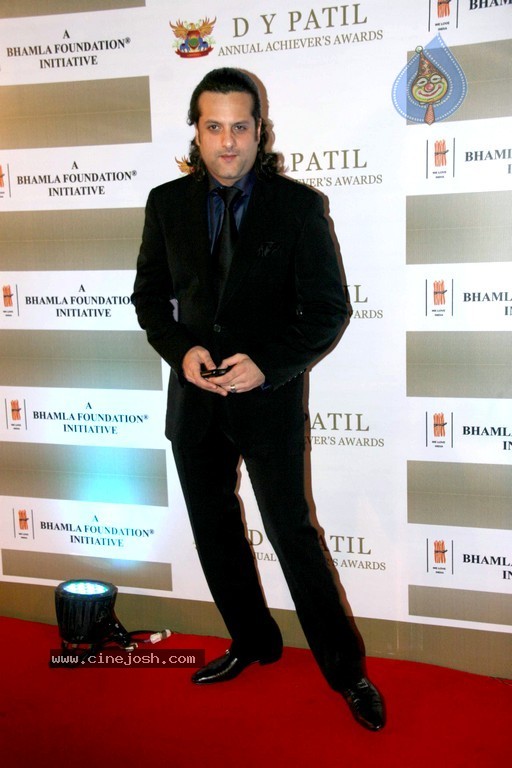 Bolly Celebs at D Y Patil 2011 Awards - 31 / 76 photos