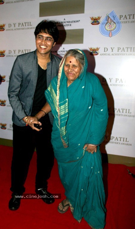 Bolly Celebs at D Y Patil 2011 Awards - 33 / 76 photos
