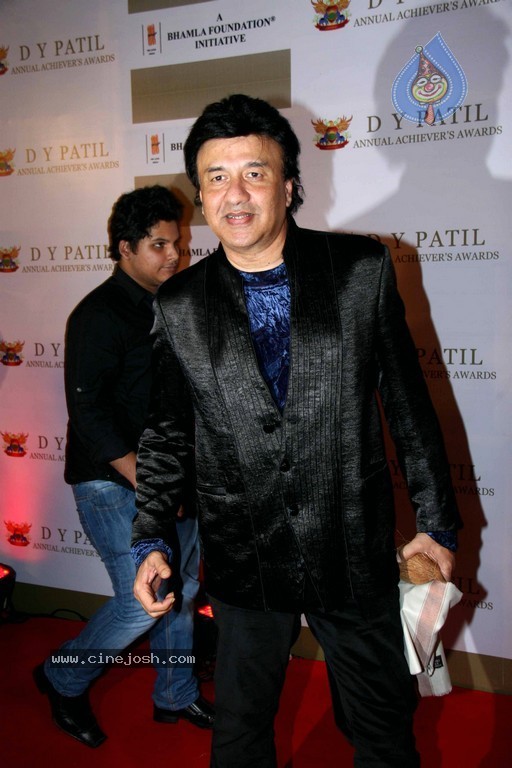 Bolly Celebs at D Y Patil 2011 Awards - 36 / 76 photos