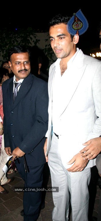 Bolly Celebs at D Y Patil 2011 Awards - 37 / 76 photos