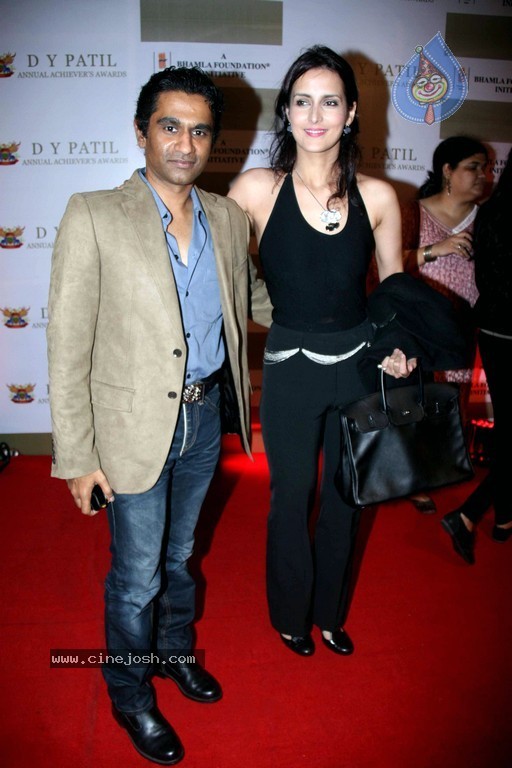 Bolly Celebs at D Y Patil 2011 Awards - 39 / 76 photos