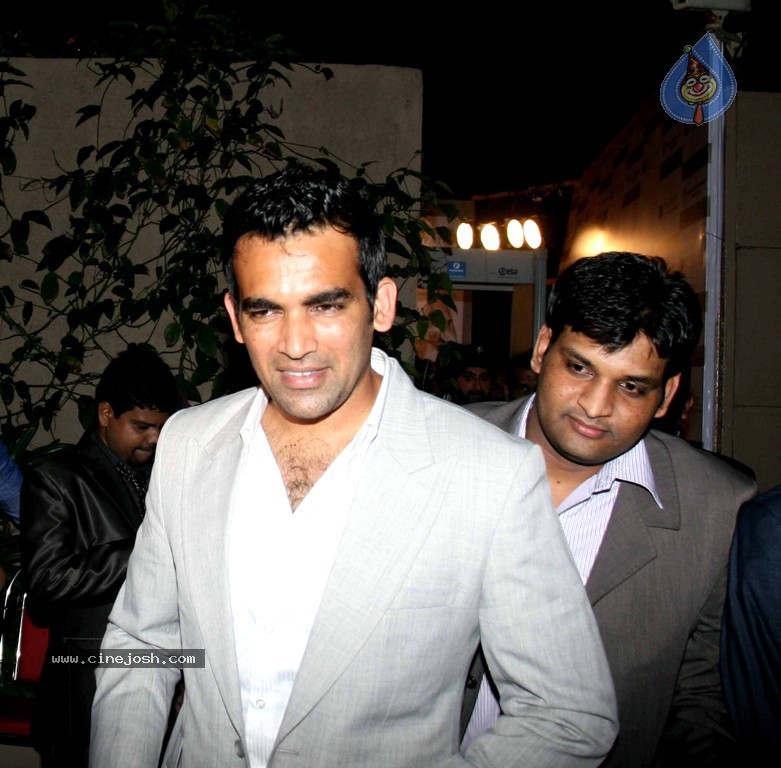 Bolly Celebs at D Y Patil 2011 Awards - 41 / 76 photos