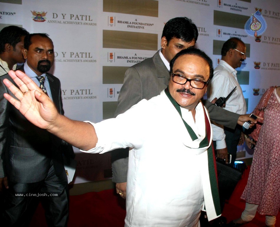 Bolly Celebs at D Y Patil 2011 Awards - 42 / 76 photos