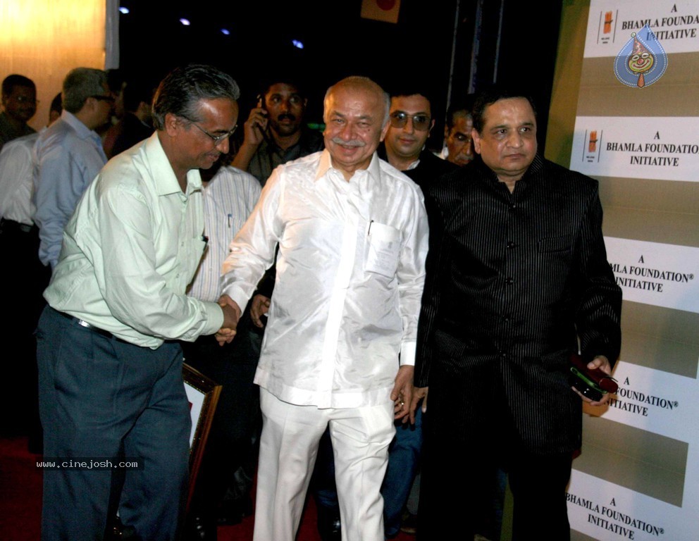 Bolly Celebs at D Y Patil 2011 Awards - 45 / 76 photos