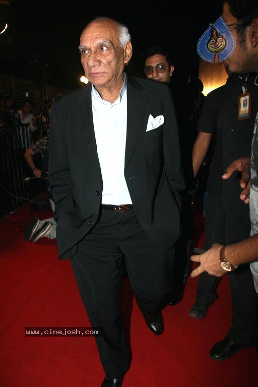 Bolly Celebs at D Y Patil 2011 Awards - 49 / 76 photos
