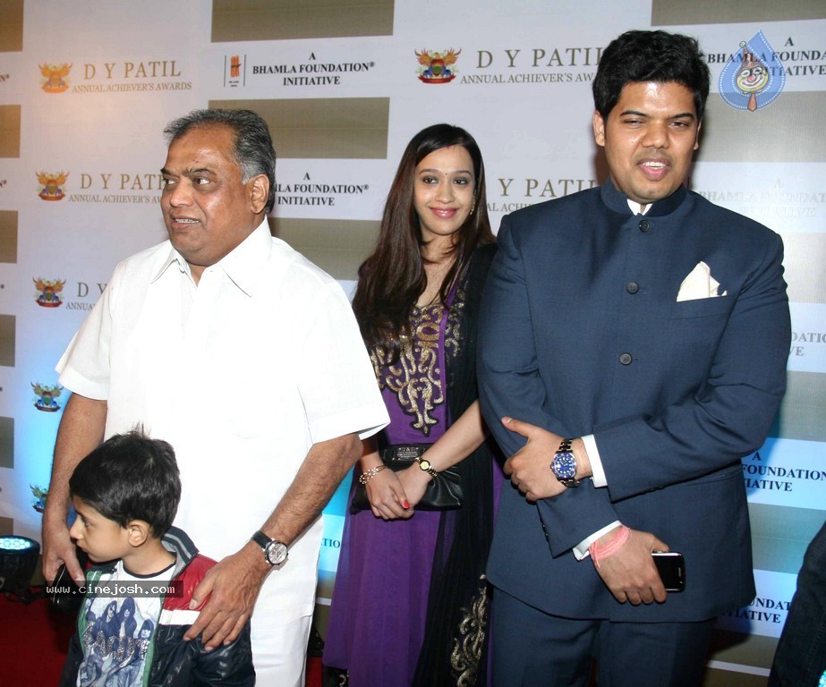 Bolly Celebs at D Y Patil 2011 Awards - 53 / 76 photos