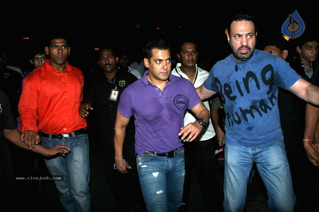 Bolly Celebs at D Y Patil 2011 Awards - 56 / 76 photos