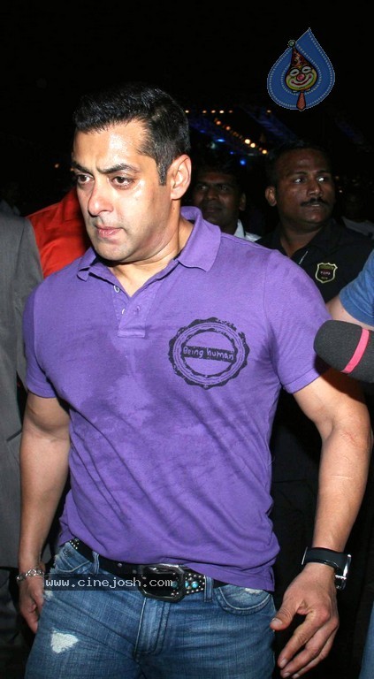 Bolly Celebs at D Y Patil 2011 Awards - 60 / 76 photos