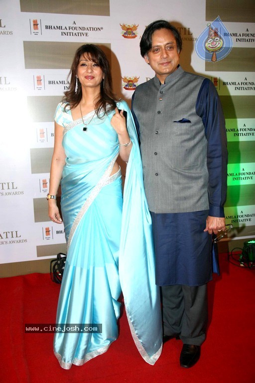 Bolly Celebs at D Y Patil 2011 Awards - 64 / 76 photos