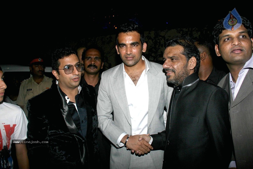 Bolly Celebs at D Y Patil 2011 Awards - 73 / 76 photos