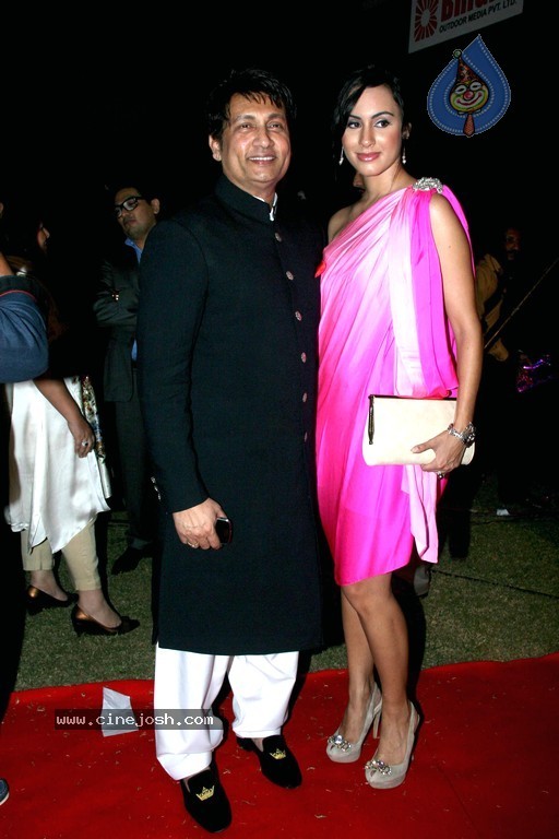 Bolly Celebs at D Y Patil 2011 Awards - 75 / 76 photos