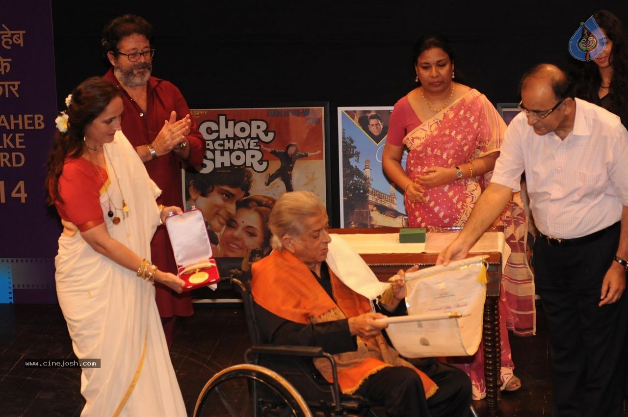 Bolly Celebs at Dadasaheb Phalke Award Presentation  - 32 / 111 photos