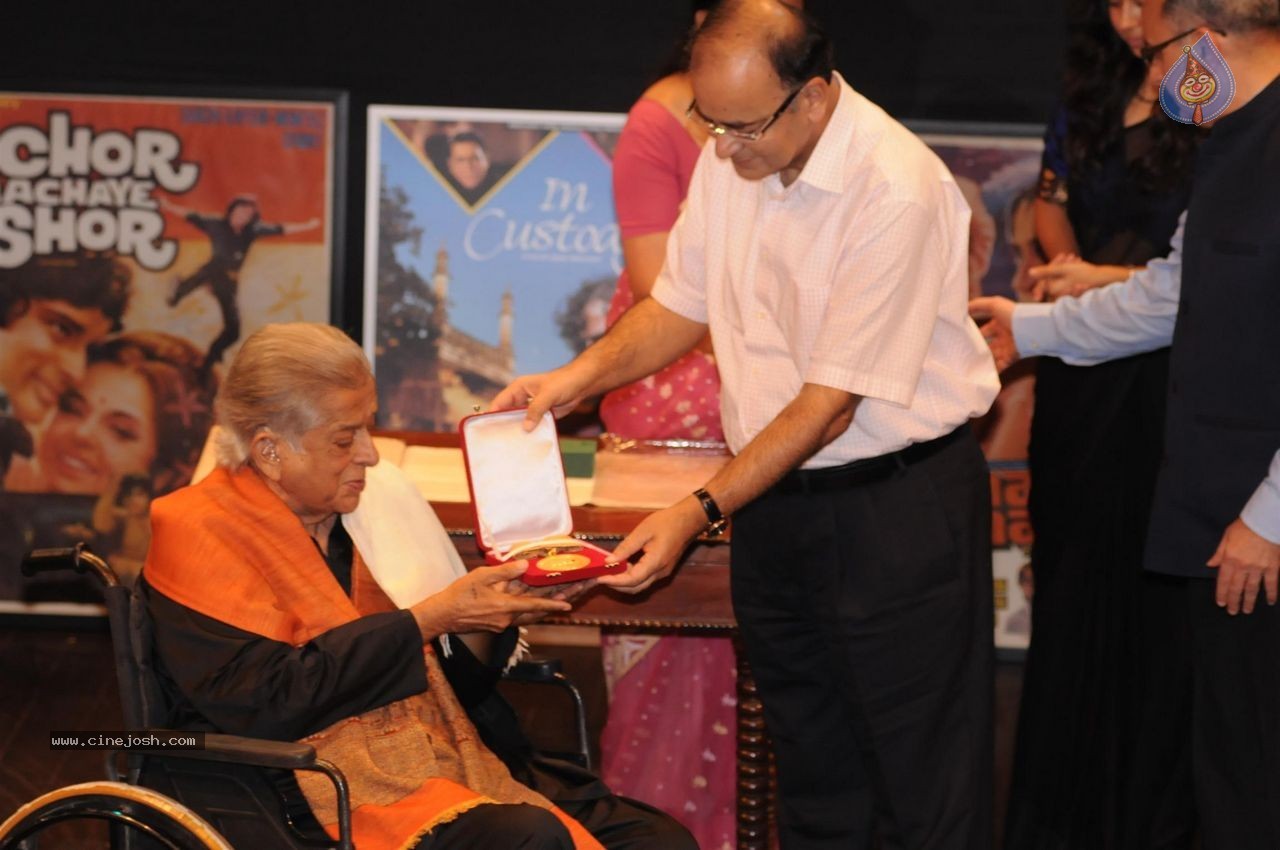 Bolly Celebs at Dadasaheb Phalke Award Presentation  - 45 / 111 photos