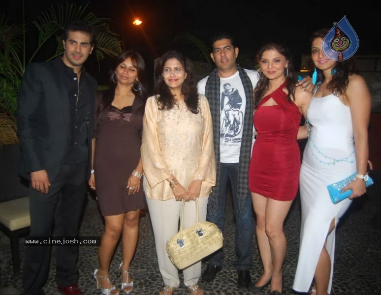 Bolly Celebs at Deepshikha Bash - 13 / 29 photos