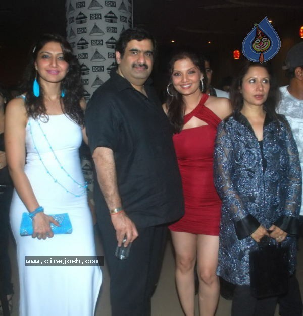 Bolly Celebs at Deepshikha Bash - 19 / 29 photos