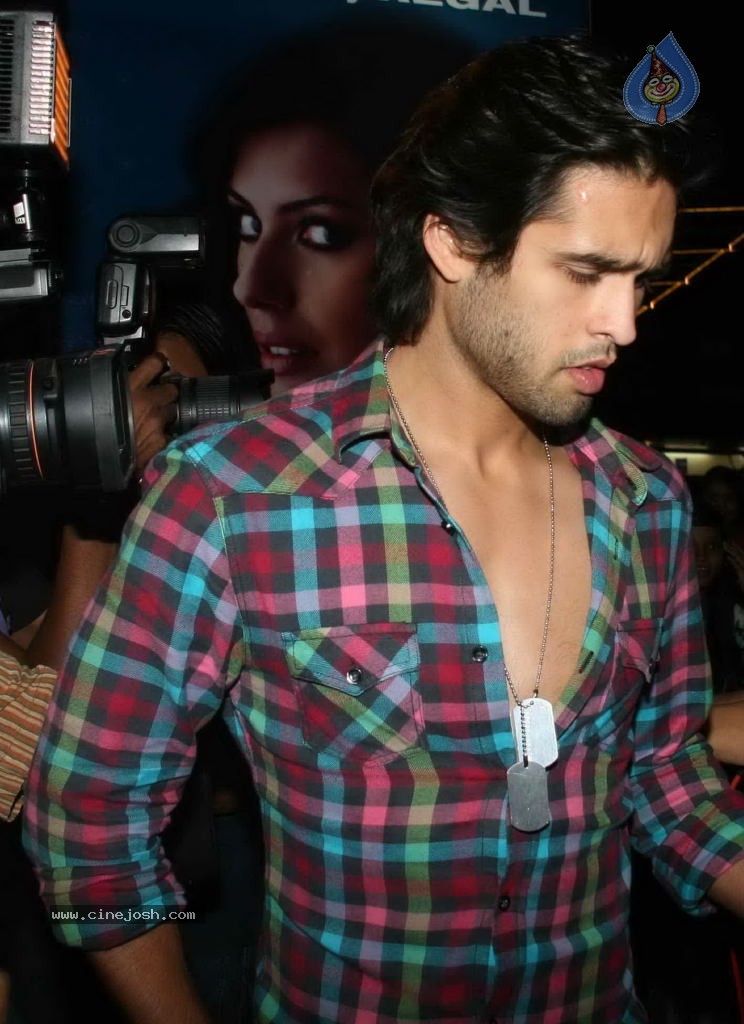 Bolly Celebs at Desi Boyz Movie Premiere Show - 10 / 50 photos