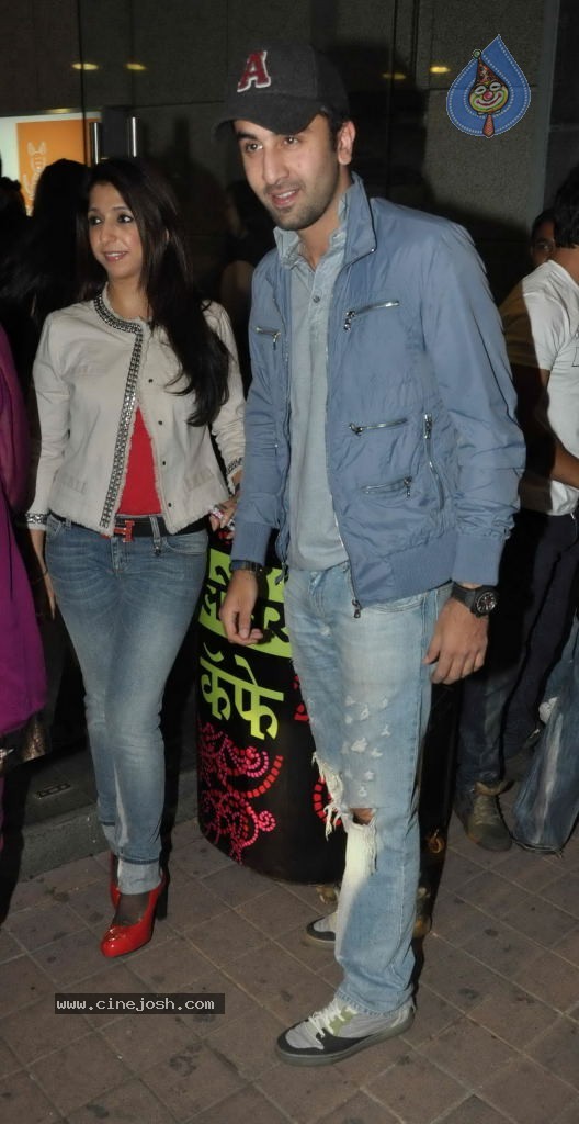 Bolly Celebs at Desi Boyz Movie Premiere Show - 28 / 50 photos