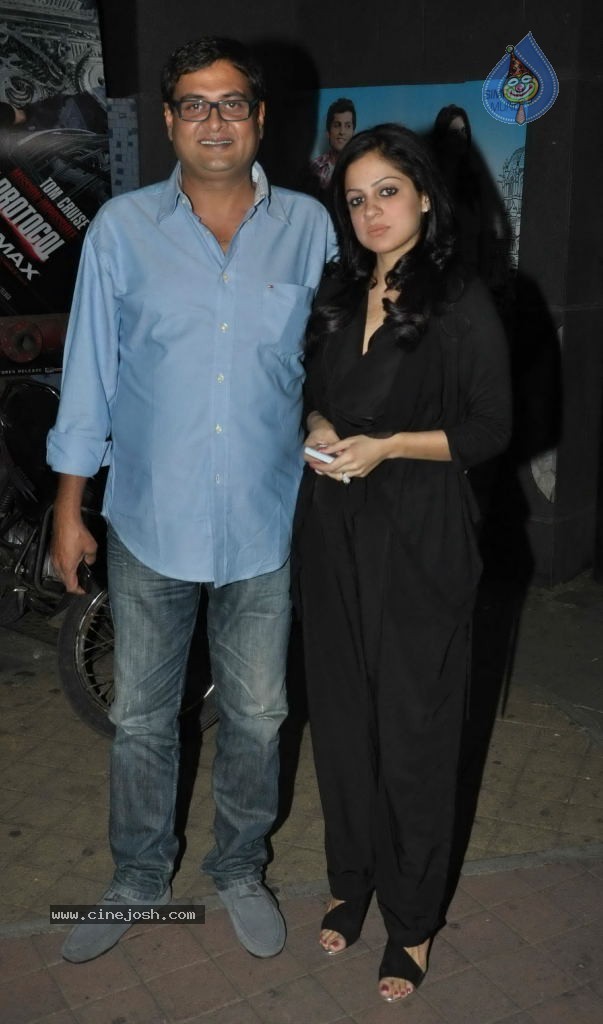 Bolly Celebs at Desi Boyz Movie Premiere Show - 31 / 50 photos