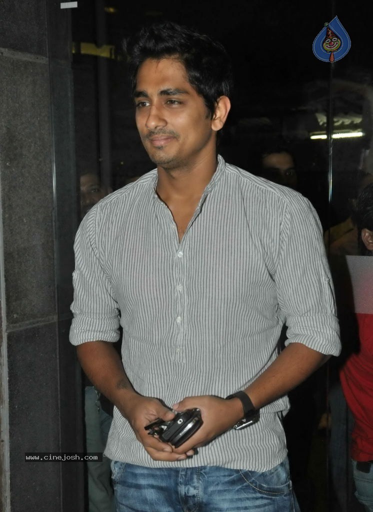 Bolly Celebs at Desi Boyz Movie Premiere Show - 34 / 50 photos