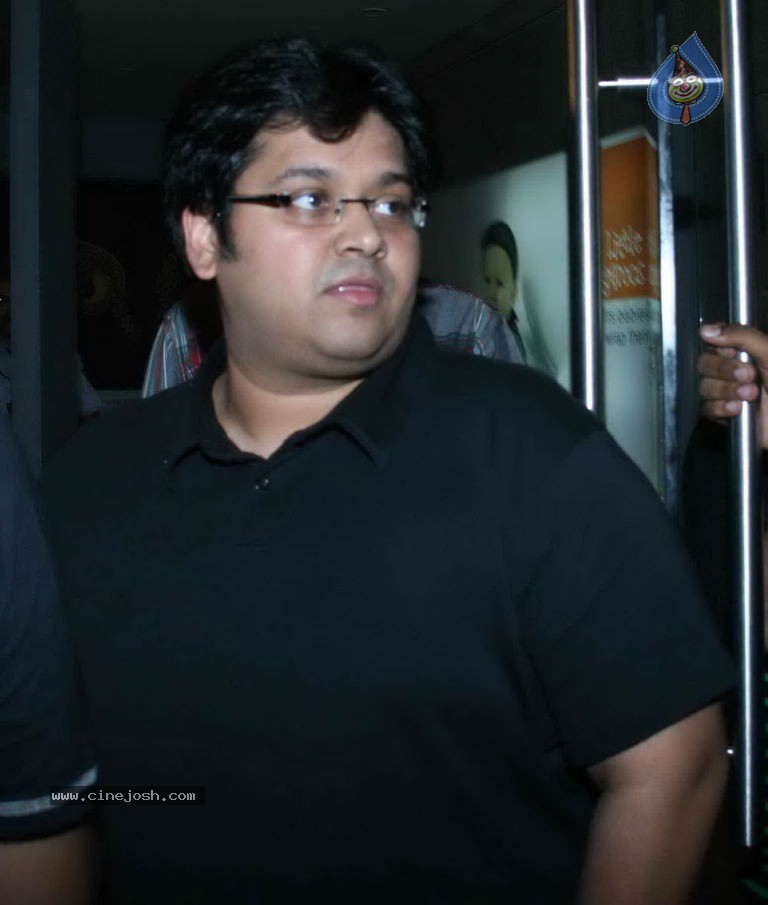 Bolly Celebs at Desi Boyz Movie Premiere Show - 35 / 50 photos
