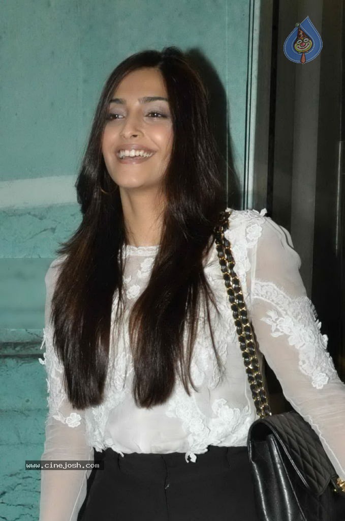 Bolly Celebs at Desi Boyz Movie Premiere Show - 44 / 50 photos