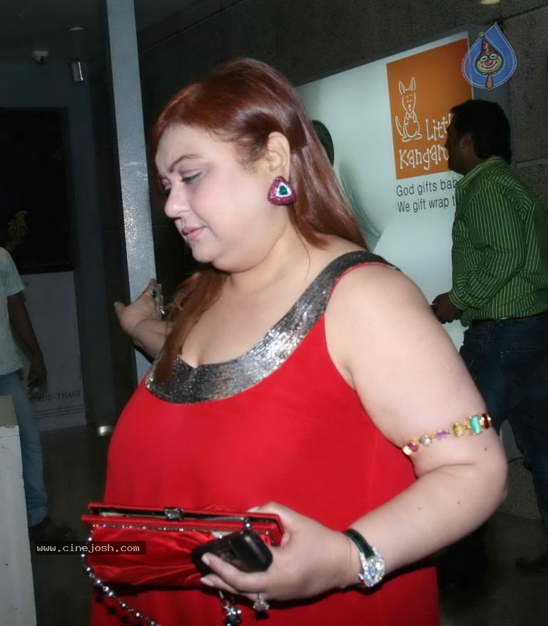Bolly Celebs at Desi Boyz Movie Premiere Show - 46 / 50 photos