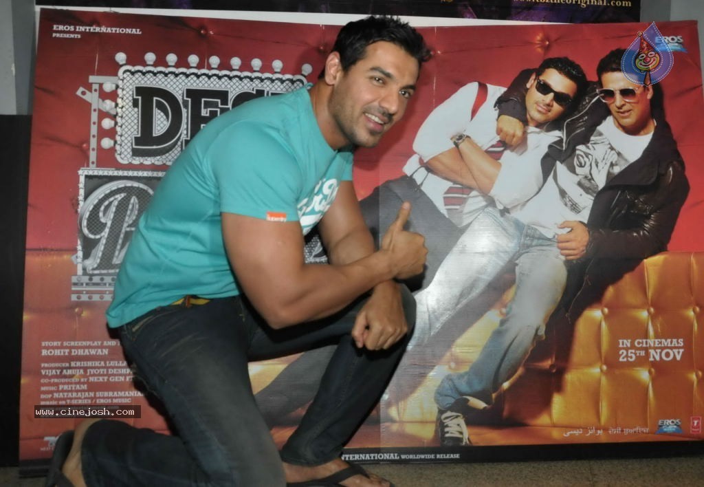 Bolly Celebs at Desi Boyz Movie Premiere Show - 49 / 50 photos