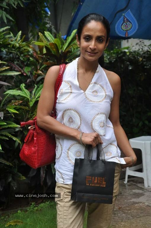 Bolly Celebs at Designers Store Launch - 9 / 46 photos