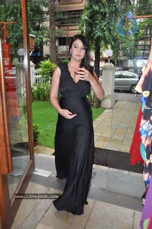 Bolly Celebs at Designers Store Launch - 38 / 46 photos