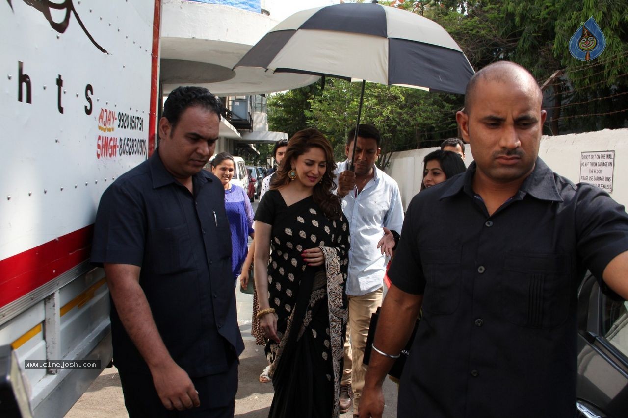 Bolly Celebs at DID Super Mom's Sets - 19 / 61 photos