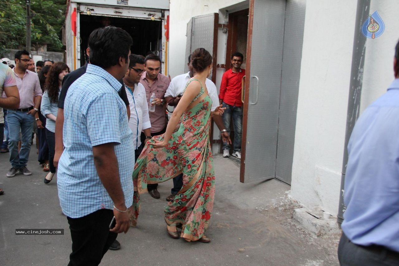 Bolly Celebs at DID Super Mom's Sets - 22 / 61 photos