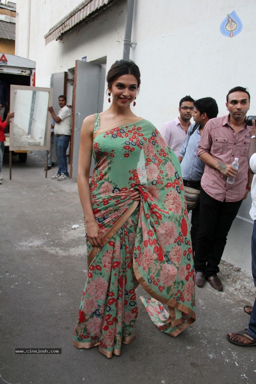 Bolly Celebs at DID Super Mom's Sets - 23 / 61 photos