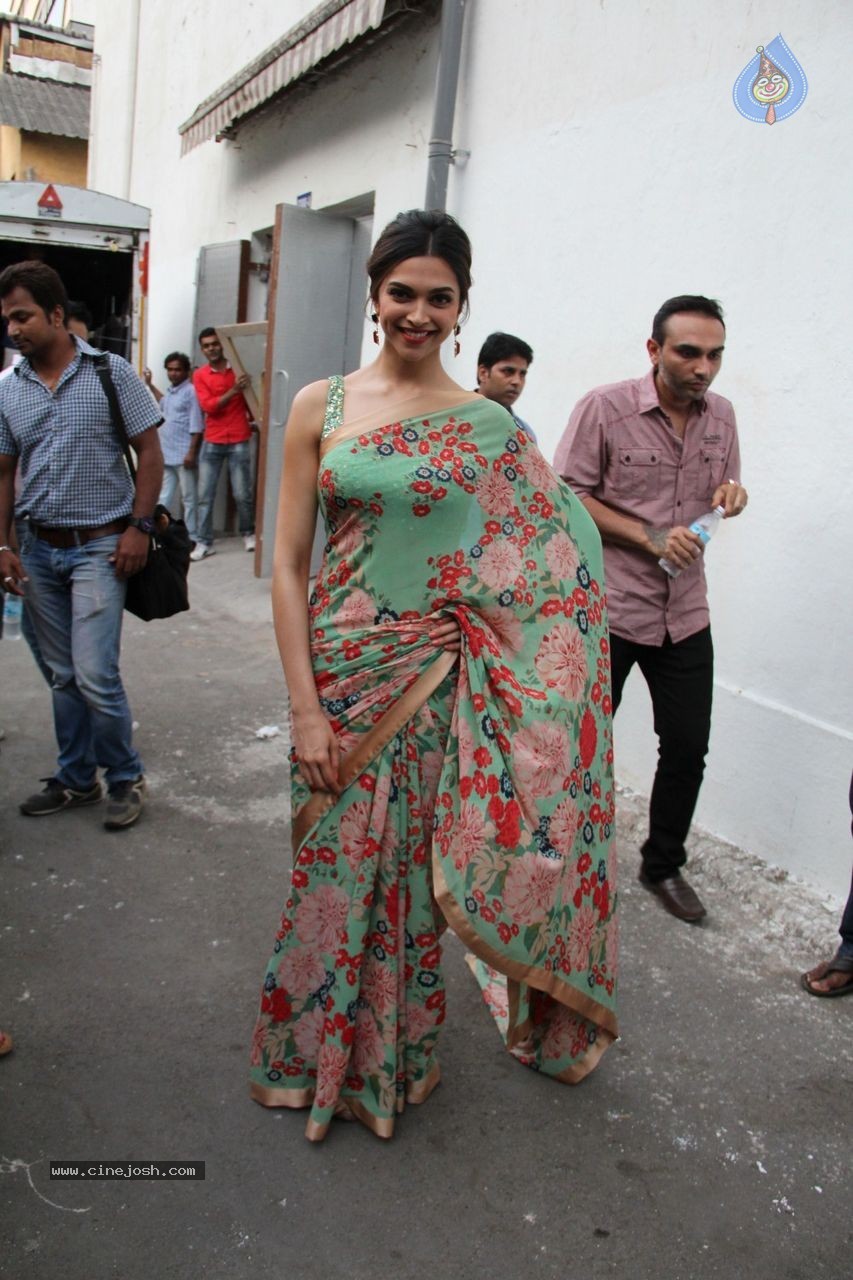 Bolly Celebs at DID Super Mom's Sets - 36 / 61 photos