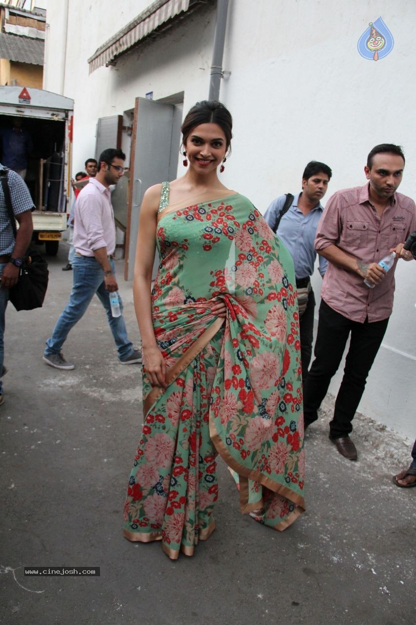 Bolly Celebs at DID Super Mom's Sets - 37 / 61 photos