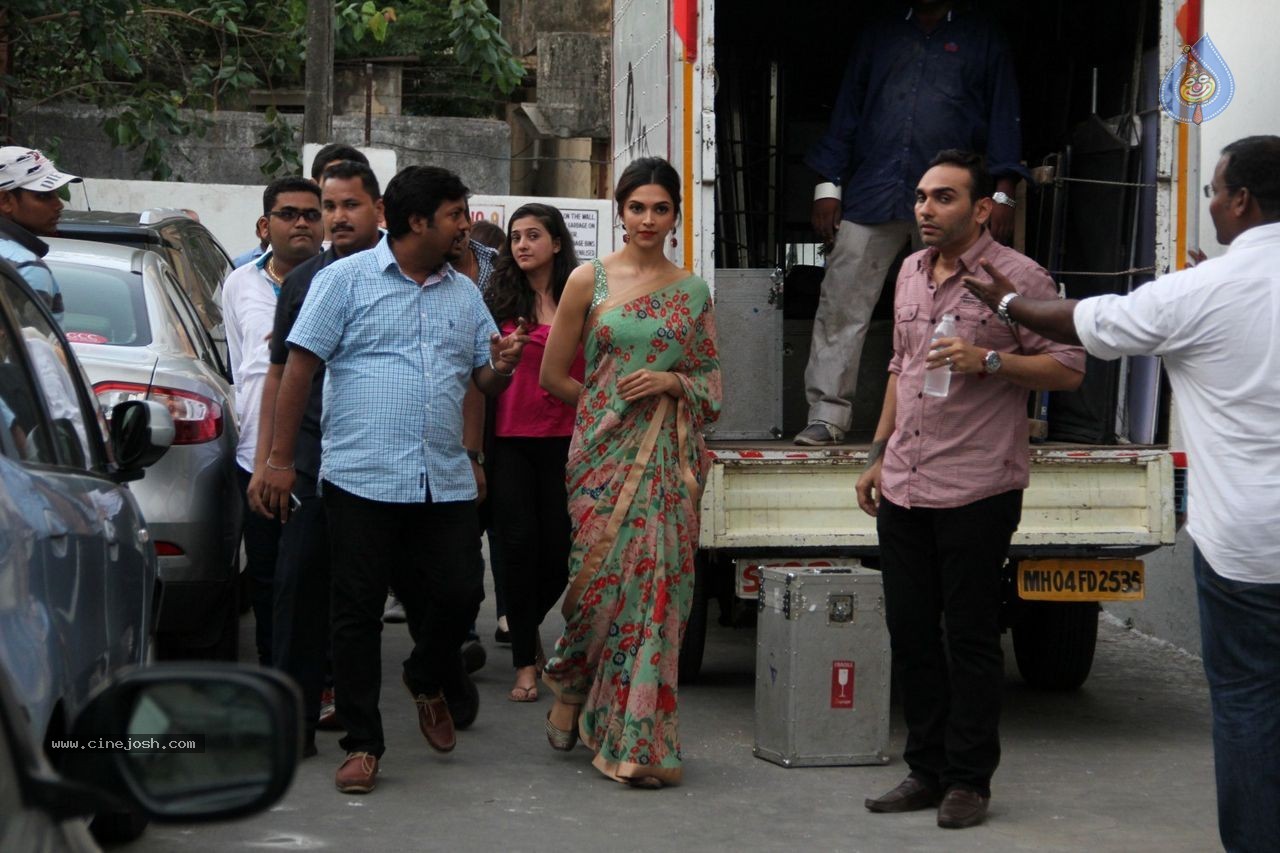 Bolly Celebs at DID Super Mom's Sets - 46 / 61 photos