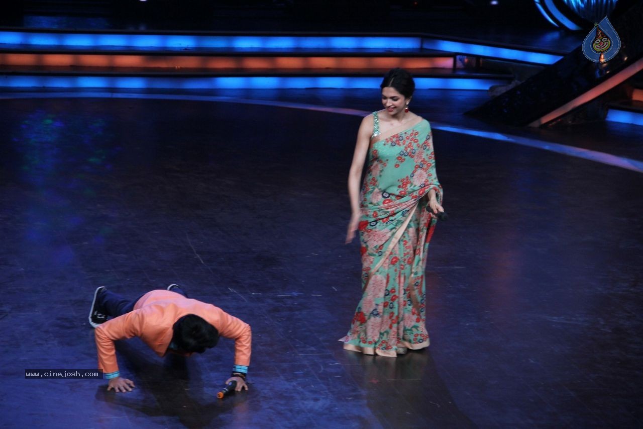 Bolly Celebs at DID Super Mom's Sets - 51 / 61 photos