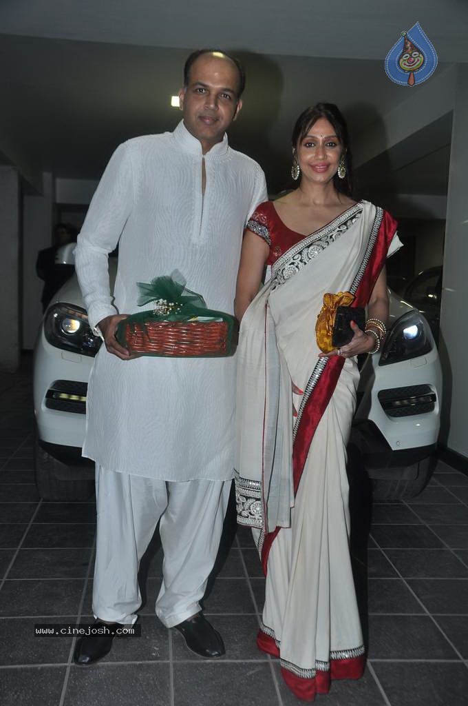Bolly Celebs at Diwali Celebrations  - 26 / 152 photos