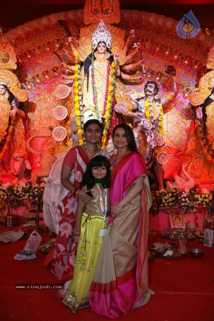 Bolly Celebs at Durga Pooja - 5 / 78 photos