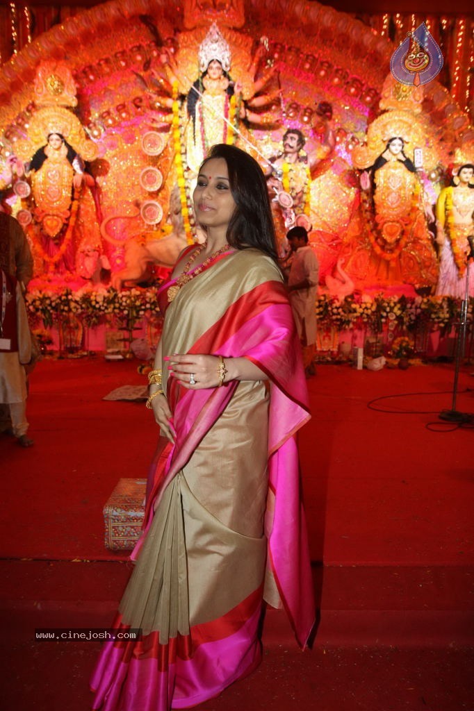 Bolly Celebs at Durga Pooja - 8 / 78 photos