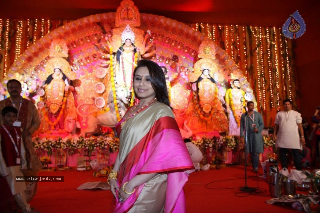 Bolly Celebs at Durga Pooja - 13 / 78 photos