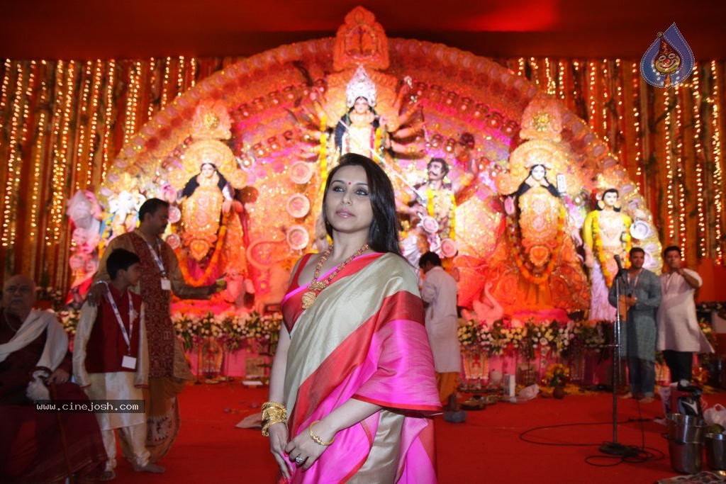 Bolly Celebs at Durga Pooja - 14 / 78 photos