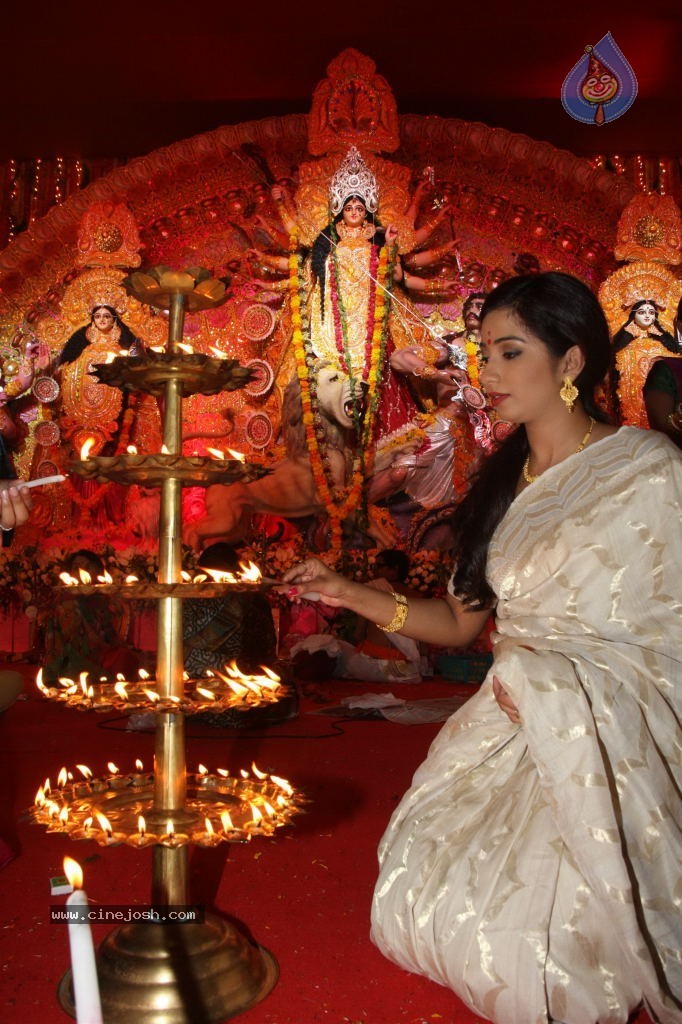 Bolly Celebs at Durga Pooja - 16 / 78 photos